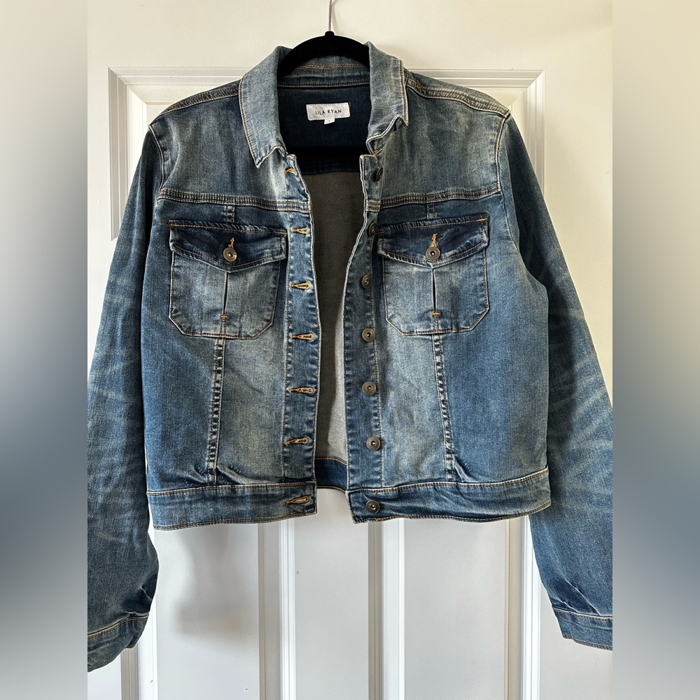 Cropped stretch denim jacket.